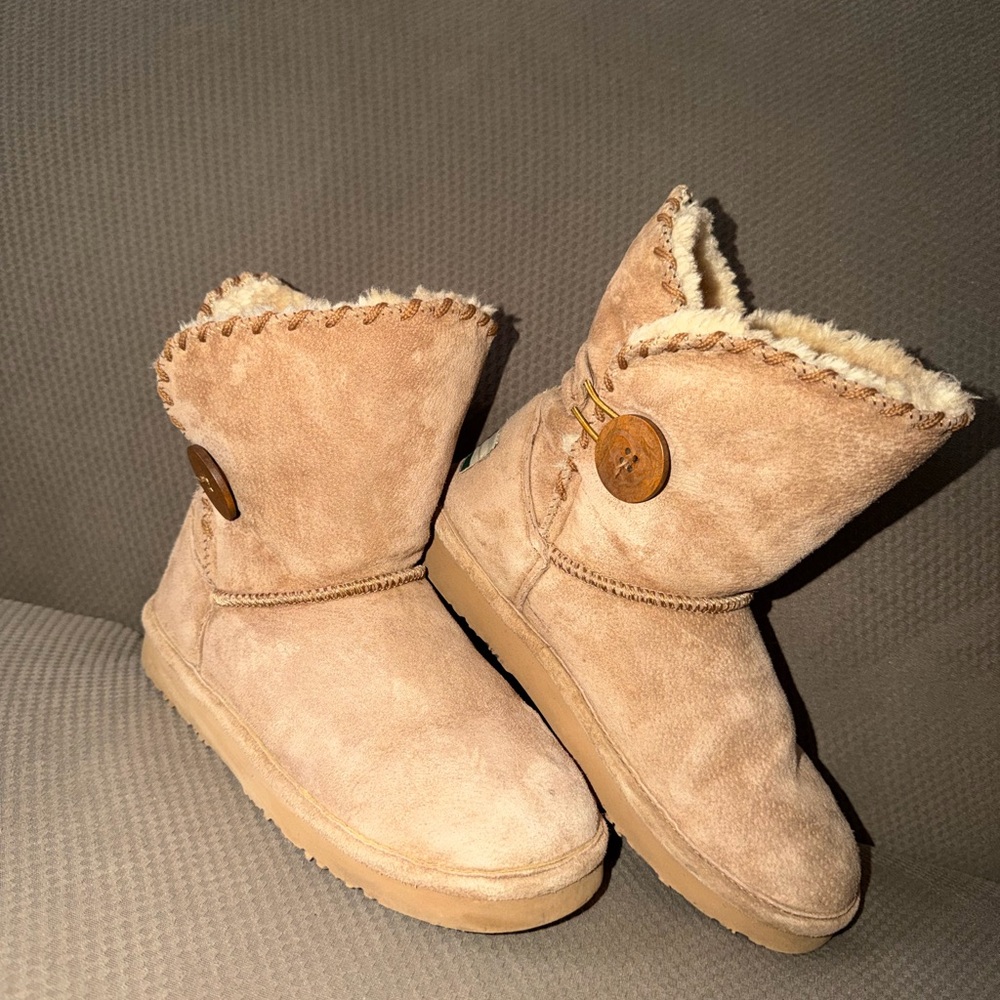 LAMO Short Bootie. Faux Fur Interior. Gently Worn. Women's 8. Winter / Fall Boot